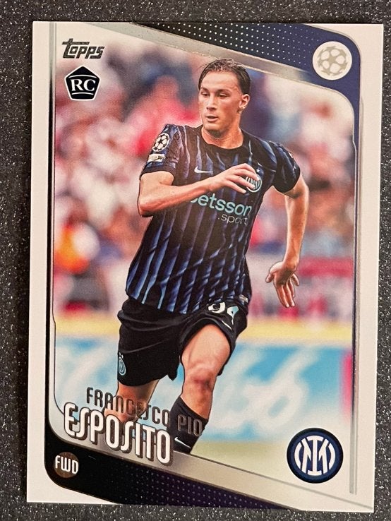 Topps UCC Flagship ‘26   ROOKIE CARD   ESPOSITO  INTER MILAN, Verzenden, Zo goed als nieuw, Plaatje
