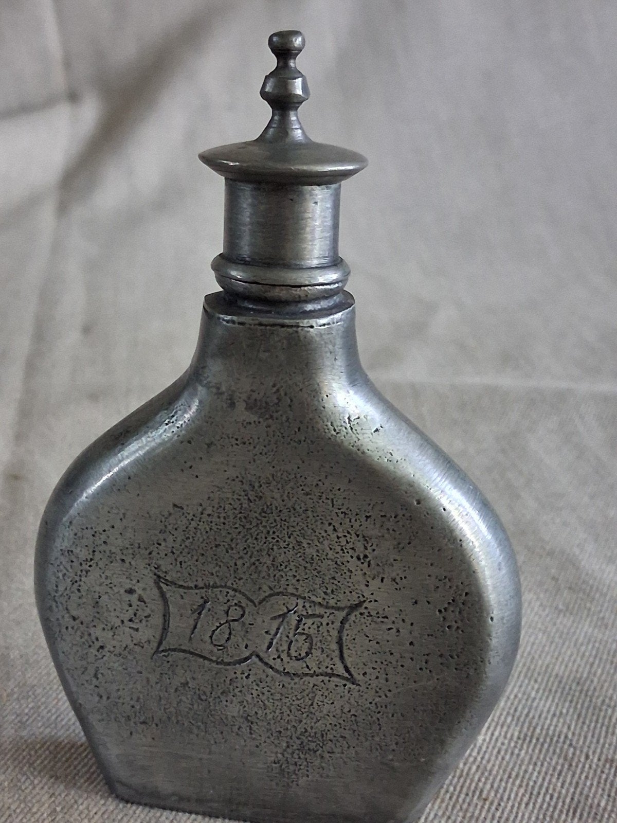 Antiek tinnen parfumflesje "1815", Antiek en Kunst, Antiek | Tin, Ophalen of Verzenden