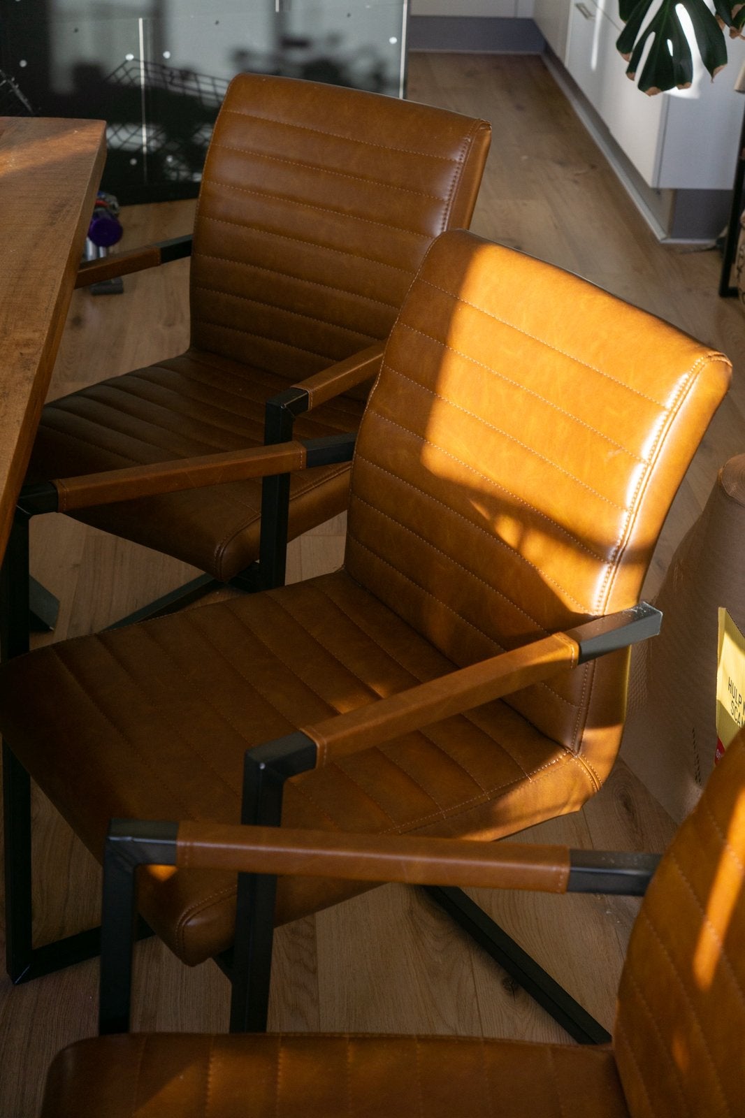 Foto 5 van Mangohouten eettafel 240 cm + 7 GAMMA BAS stoelen