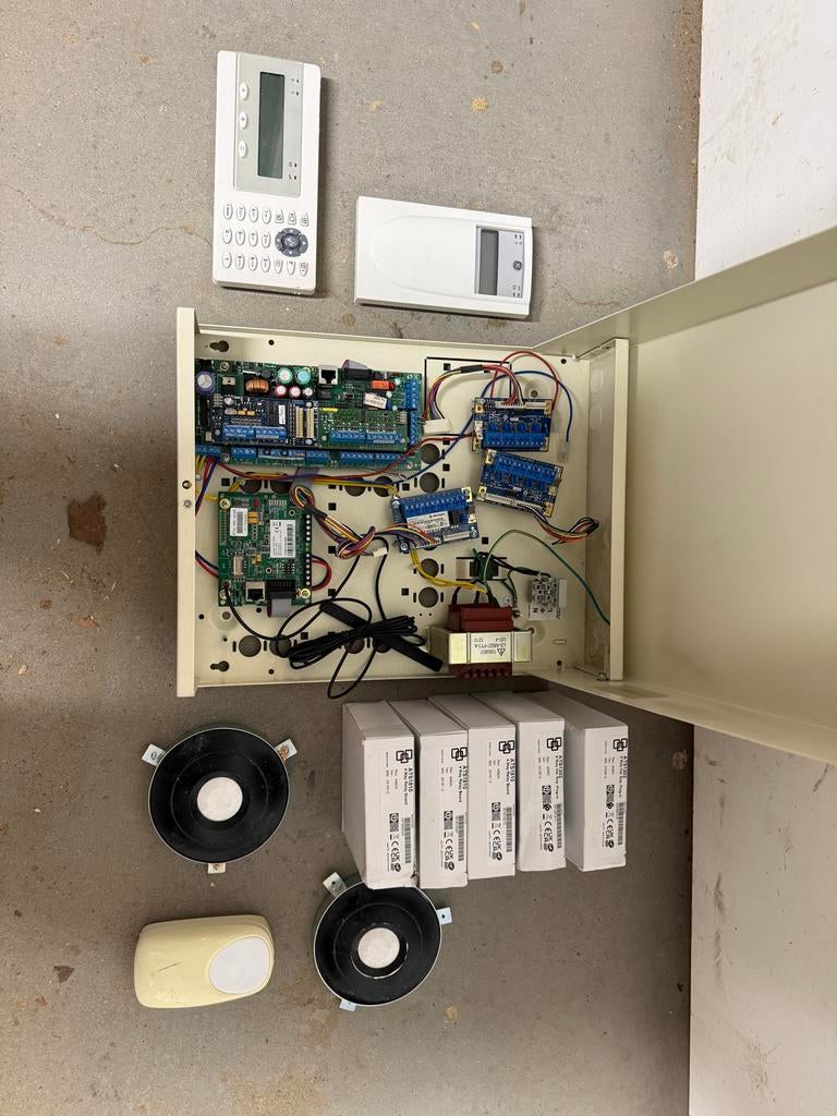 Compleet alarmsysteem met bedieningspanelen en sensoren, Aritech, -, -, Ophalen of Verzenden