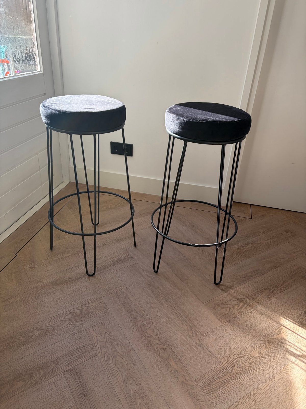 2 zwarte velvet barkrukken met metalen onderstel, 2 krukken, Ophalen, Metaal, 60 tot 90 cm