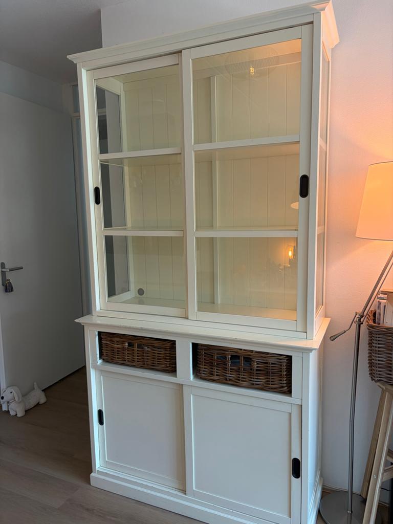 Witte buffetkast met glazen schuifdeuren en rieten manden, Ophalen, Gebruikt, 100 tot 150 cm, 200 cm of meer