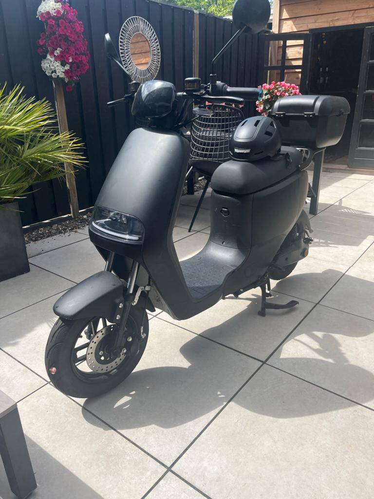 Elektronische scooter senzo, Fietsen en Brommers, Scooters | SYM, Zo goed als nieuw, Overige modellen, Maximaal 45 km/u, Elektrisch