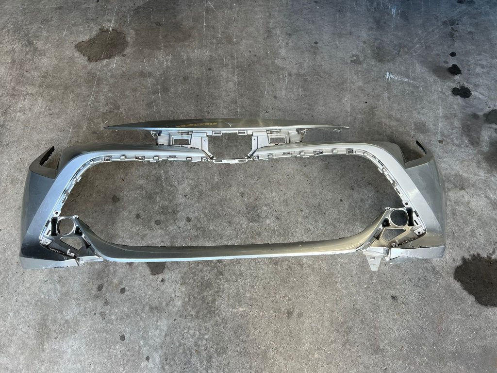 voorbumper corolla vll 52119-02p40 vanaf 2019 zilver, Niet ingevuld, Gebruikt, Voor, Niet ingevuld