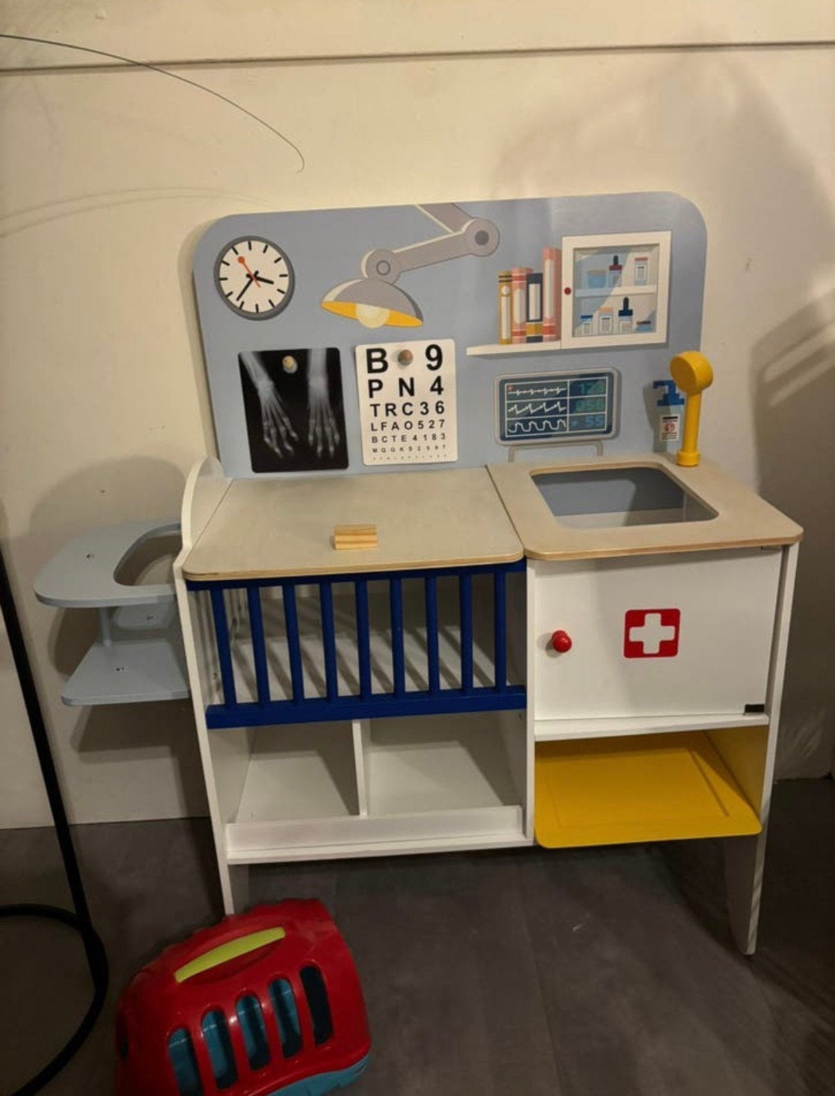 Mooie nieuw dierenkliniek van hout, Ophalen, Zo goed als nieuw