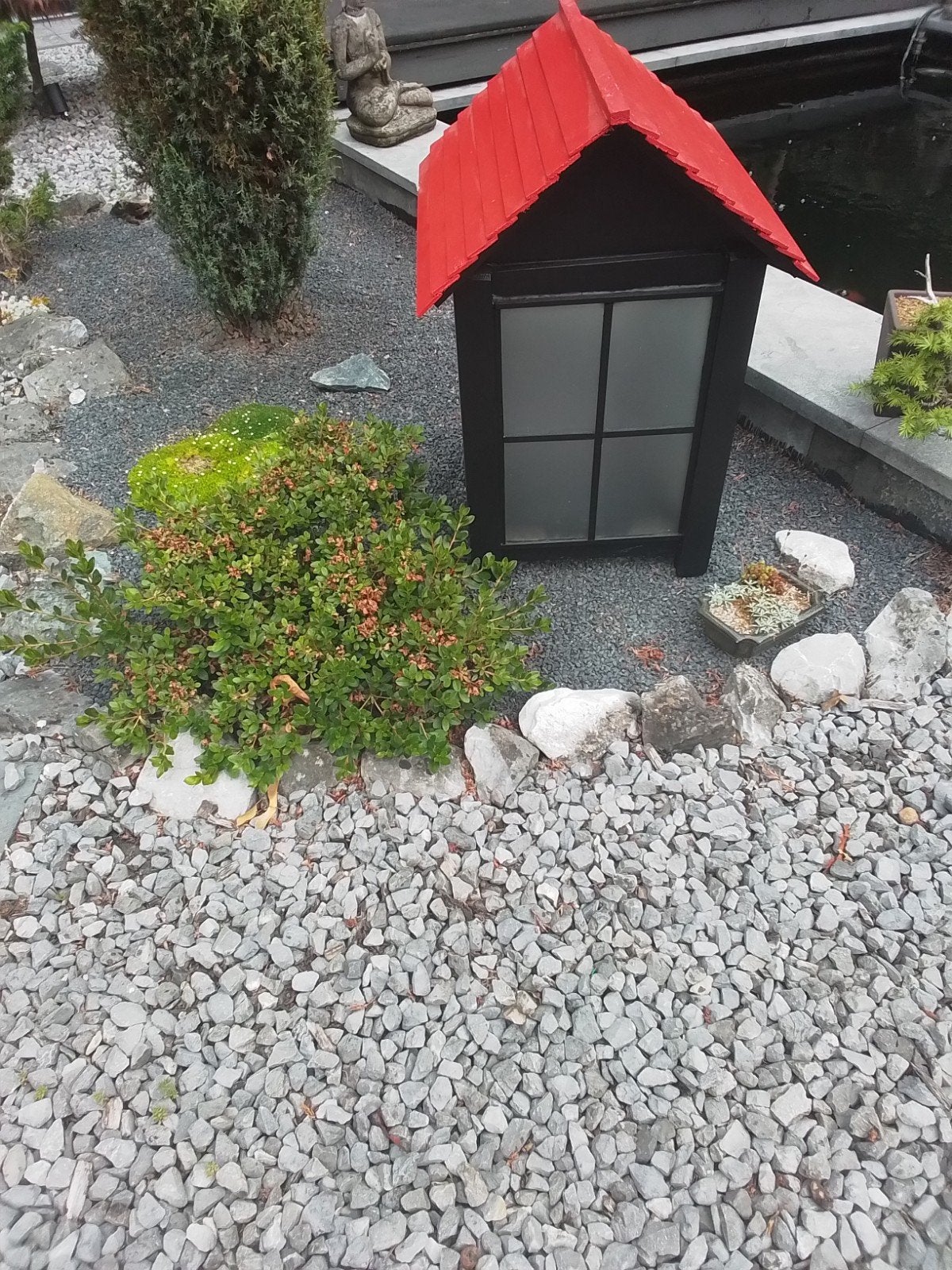 Decoratief huisje met rood dakje voor tuin of vijver, Dieren en Toebehoren, Vissen | Vijvervissen, Karper of Koi