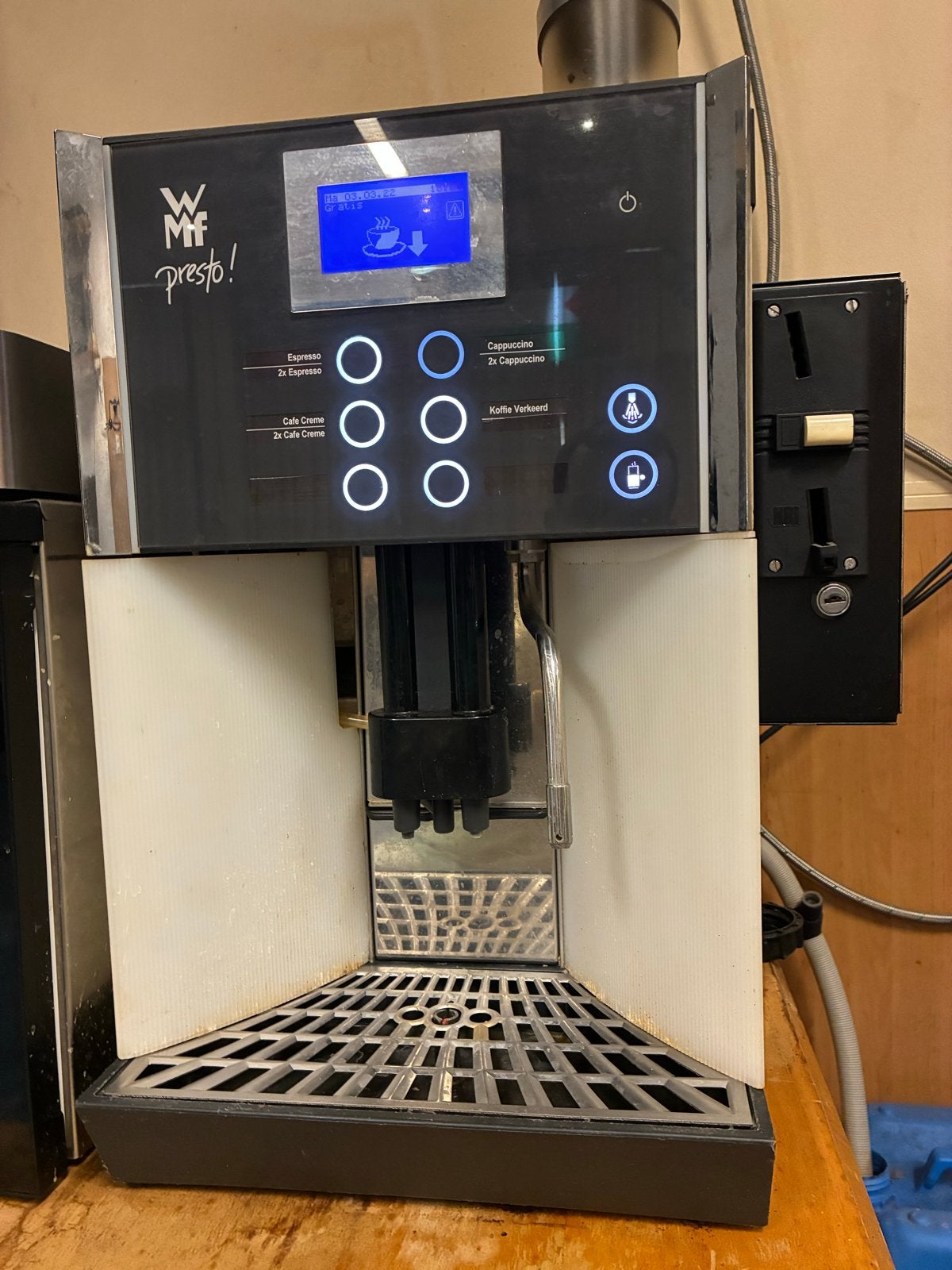 WMF Presto 1400 Koffiemachine met muntinworp & melkkoelkast, Gebruikt, 10 kopjes of meer, Koffiemachine, Koffiebonen