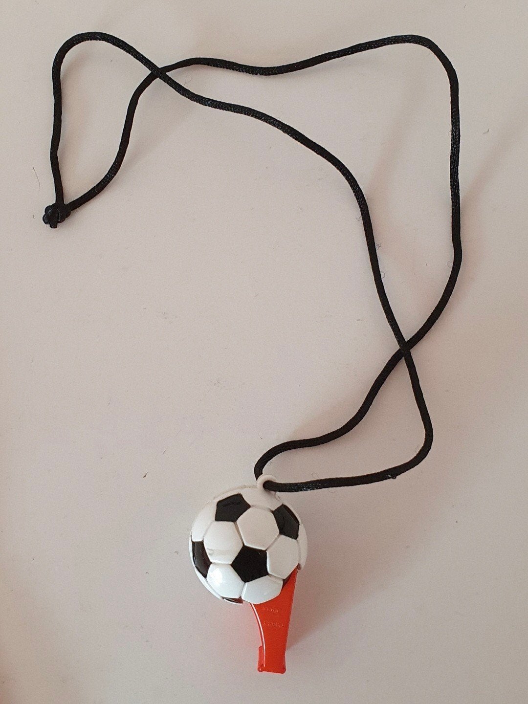 2 voetbal fluitjes, Ophalen of Verzenden, Oranje of Koningsdag