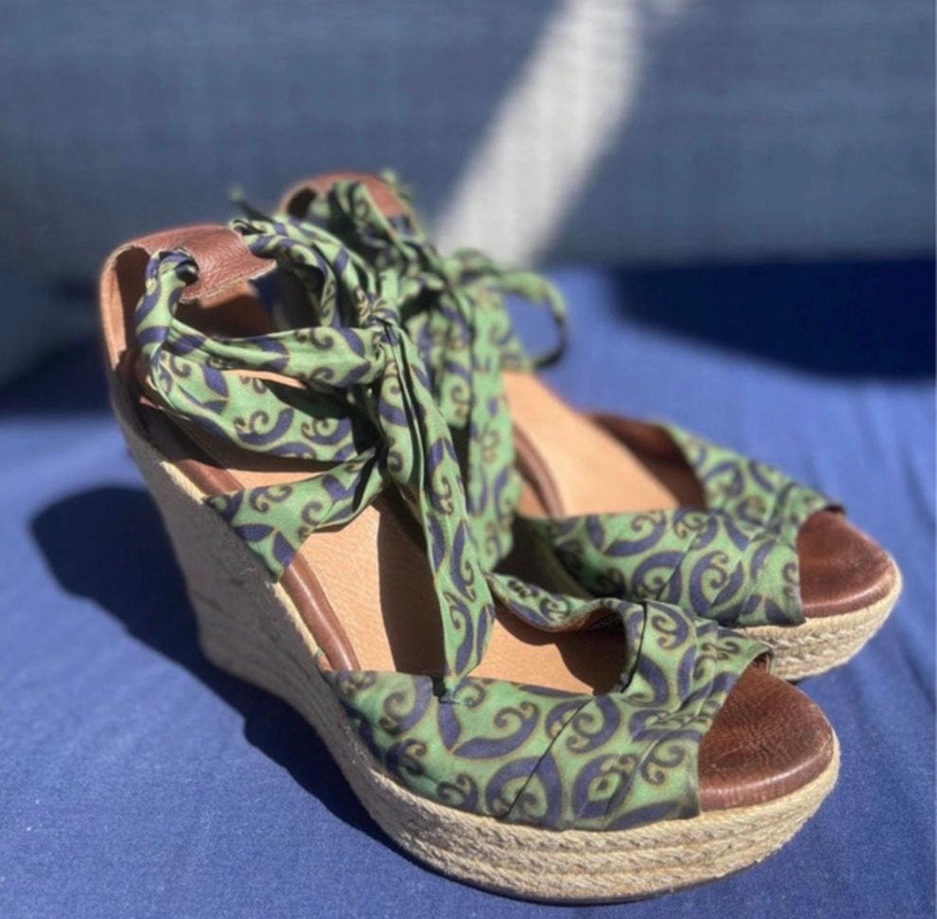 Stijlvolle UGG sleehakken met groen/blauw patroon, maat 39, Ophalen of Verzenden, Gedragen, Groen, Espadrilles of Moccasins