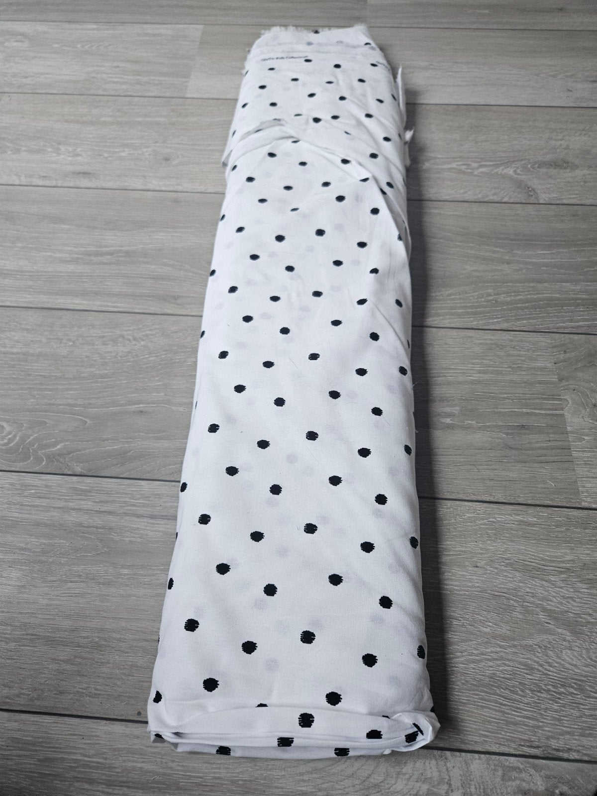 Stof met stippen - Wit met zwarte stippen, Hobby en Vrije tijd, Stoffen en Lappen, Ophalen of Verzenden