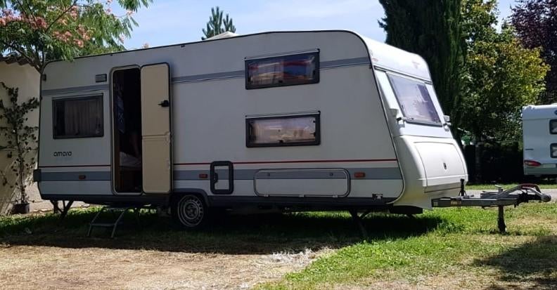 BUERSTNER 4921 Caravan uit 1995 - Ruim en Compleet, Caravans en Kamperen, Caravans, Kachel, Treinzit, Dwarsbed, Particulier