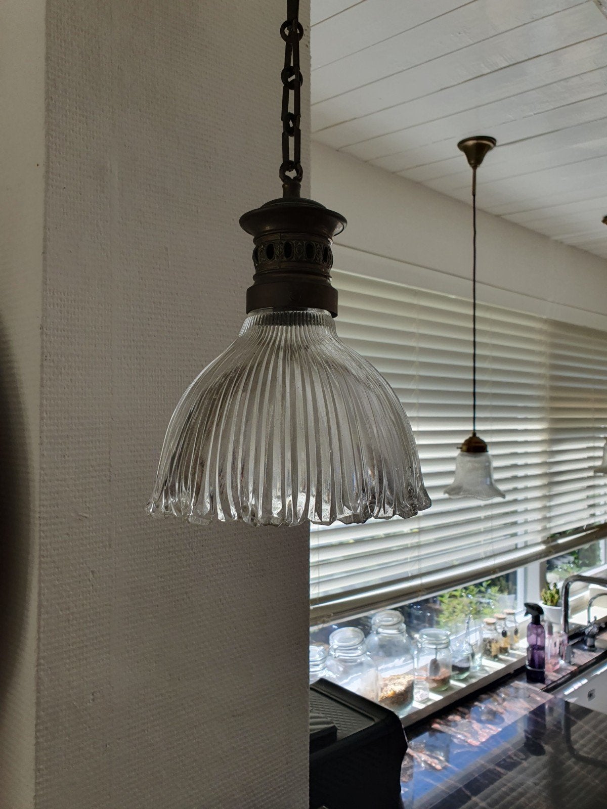 Vintage Messing Hanglamp met Geribbelde Glazen Kap, Antiek en Kunst, Antiek | Lampen, Ophalen of Verzenden