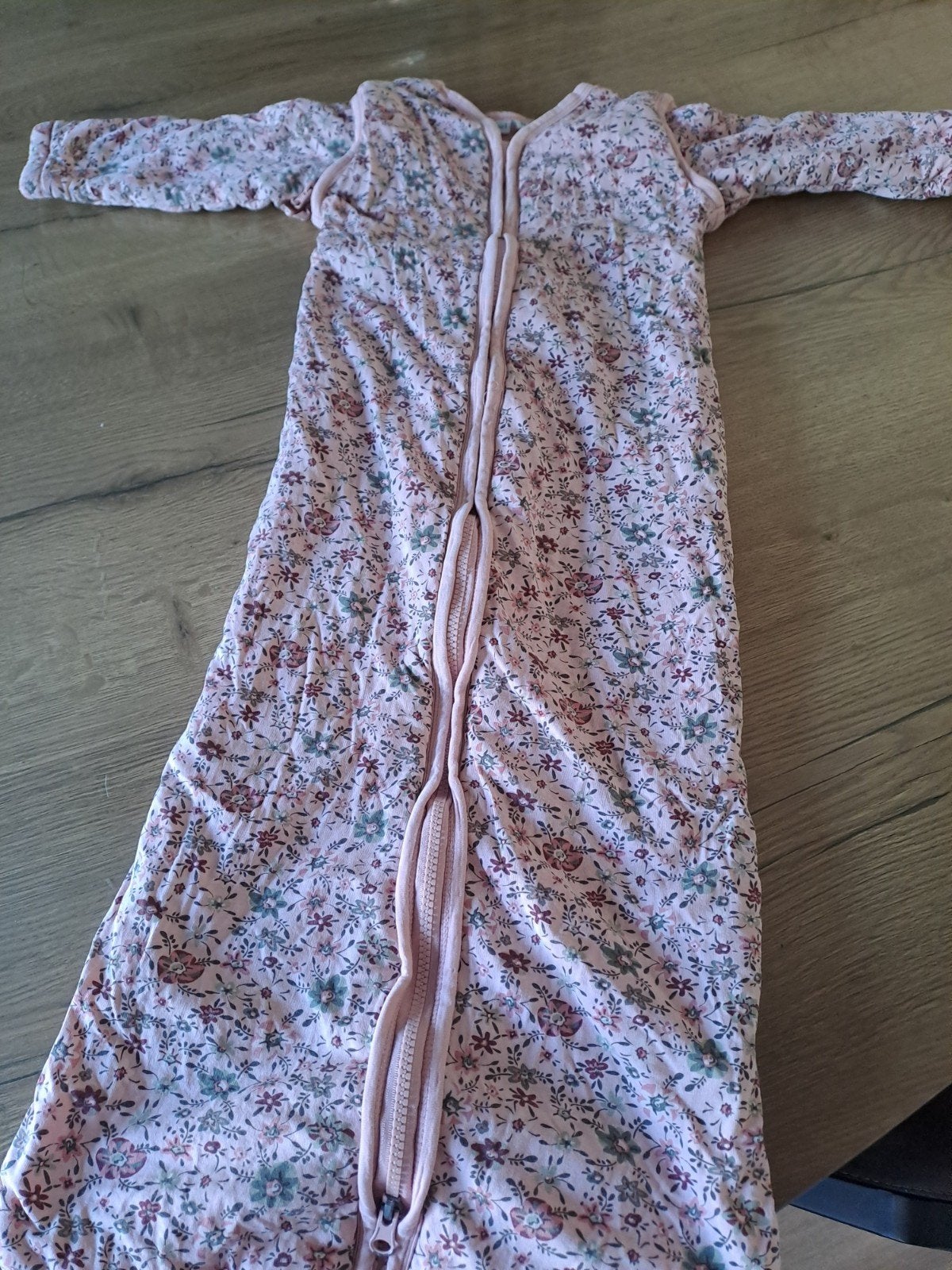 Roze baby slaapzakje met bloemenprint - maat 90, Kinderen en Baby's, Wasbaar, Gebruikt, Roze, Slaapzak