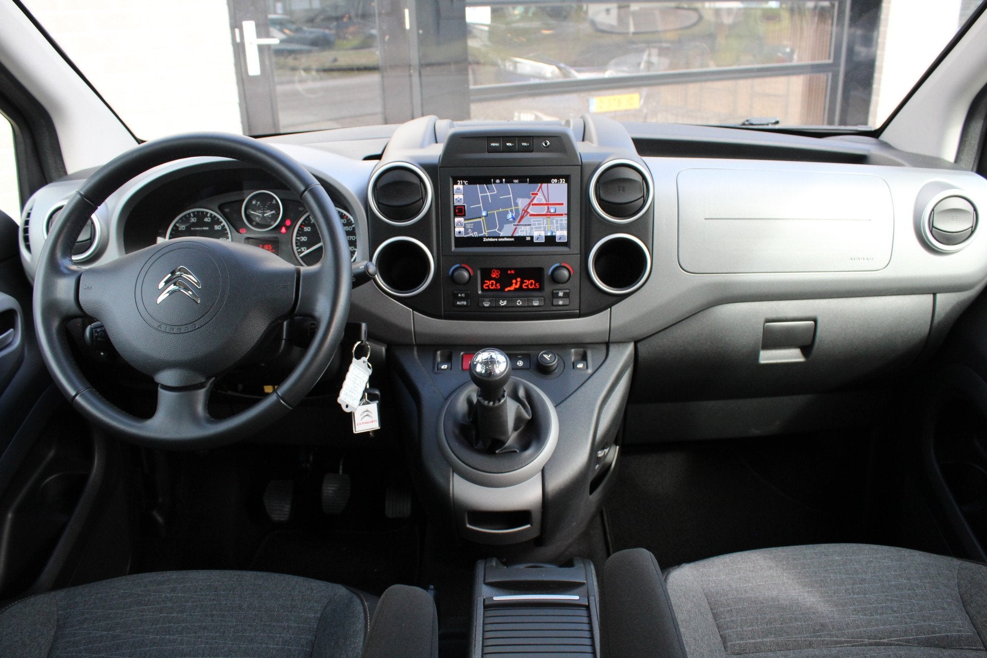 Citroën Berlingo 1.2 PureTech XTR / Carplay / Camera / Navi, Auto's, Voorwielaandrijving, Dealer onderhouden, Stof, Gebruikt