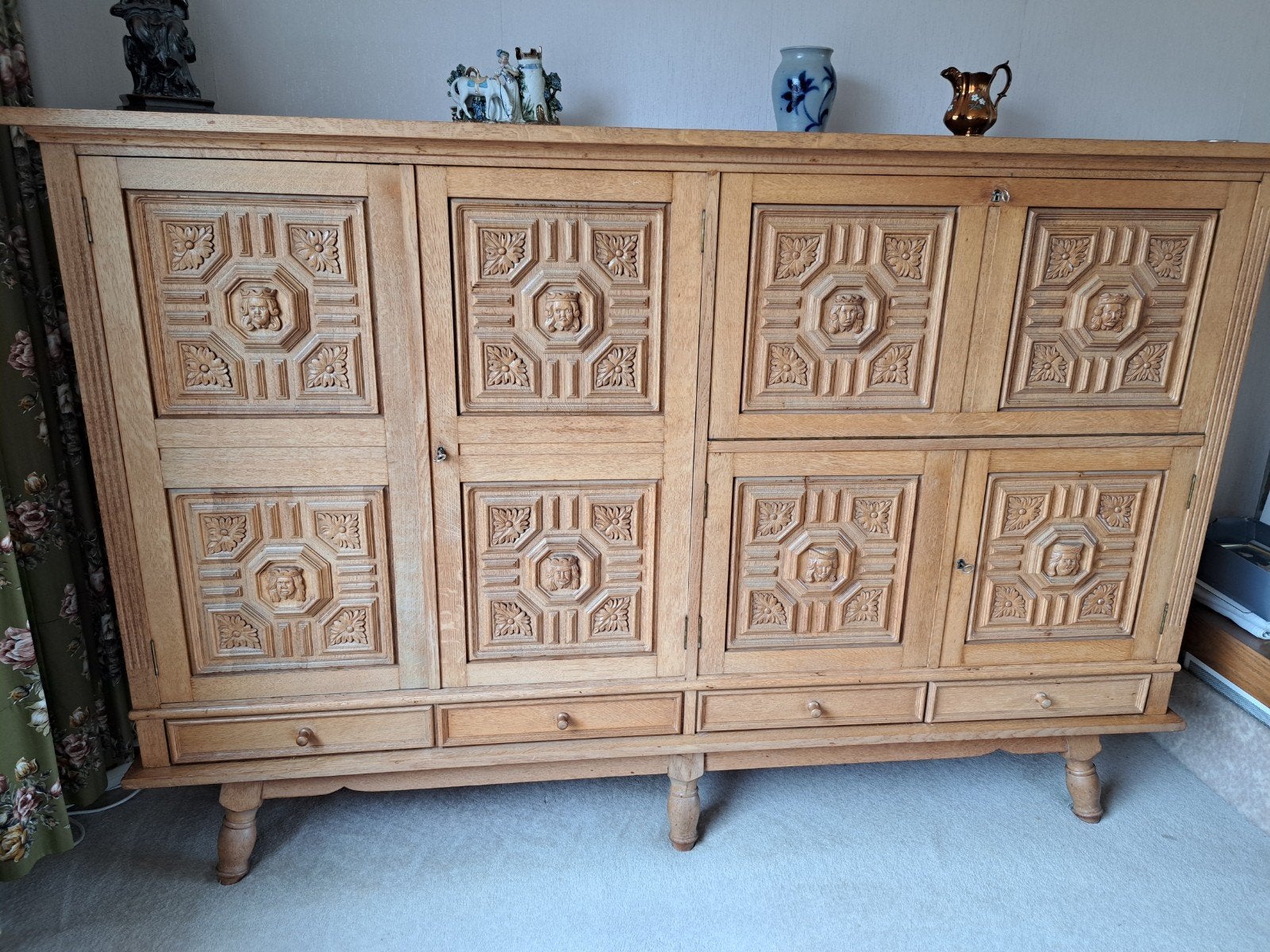 Eiken kast met houtsnijwerk, Ophalen