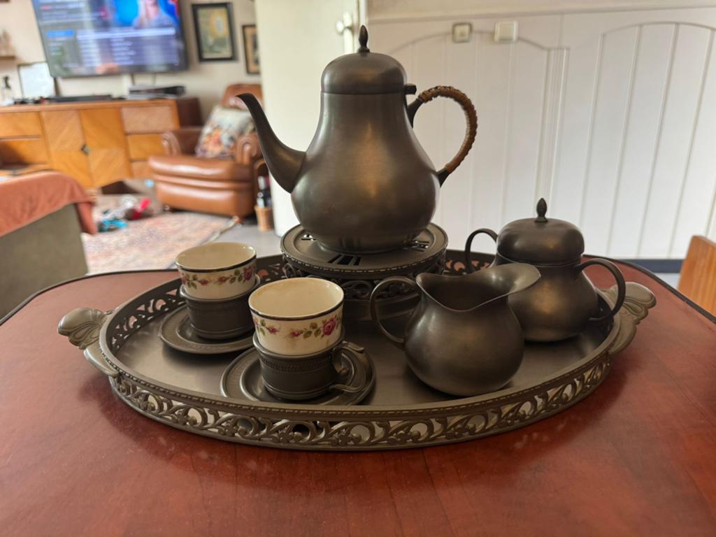 Ongebruikt tinnen theeservies met aardewerk kopjes, Antiek en Kunst, Antiek | Tin, Ophalen of Verzenden
