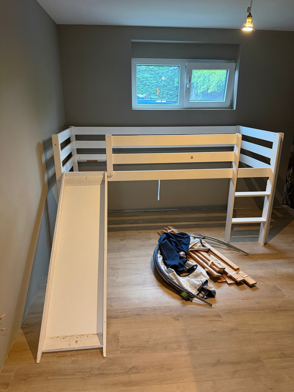 Hoogslaper met glijbaan - Wit, 90x200 cm met huif en gordijn, Gebruikt, Eenpersoons, Minder dan 160 cm, Ophalen of Verzenden