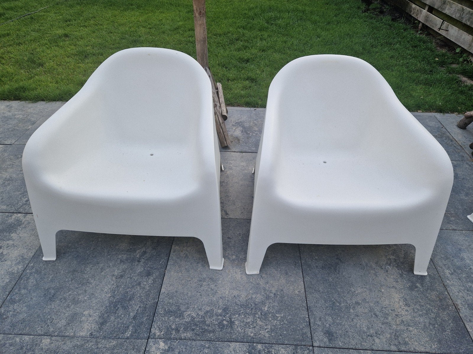 2x Witte Kunststof Tuinstoelen - Gebruikt, Tuin en Terras, Tuinstoelen, Ophalen, Gebruikt, Kunststof