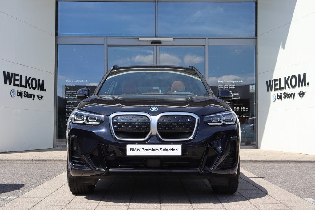 BMW iX3 Executive M Sport / Trekhaak / Sportstoelen / Adapti, Auto's, BMW, Achterwielaandrijving, Gebruikt, 750 kg, Zwart