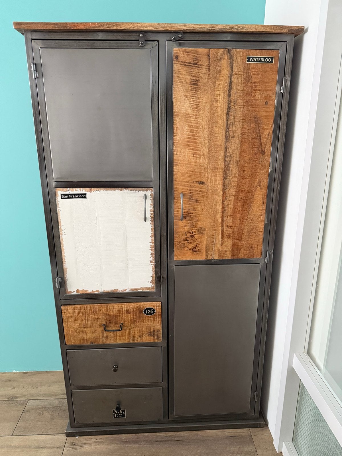 Metalen design kast met mangohout - Zo goed als nieuw, Huis en Inrichting, Ophalen, Zo goed als nieuw