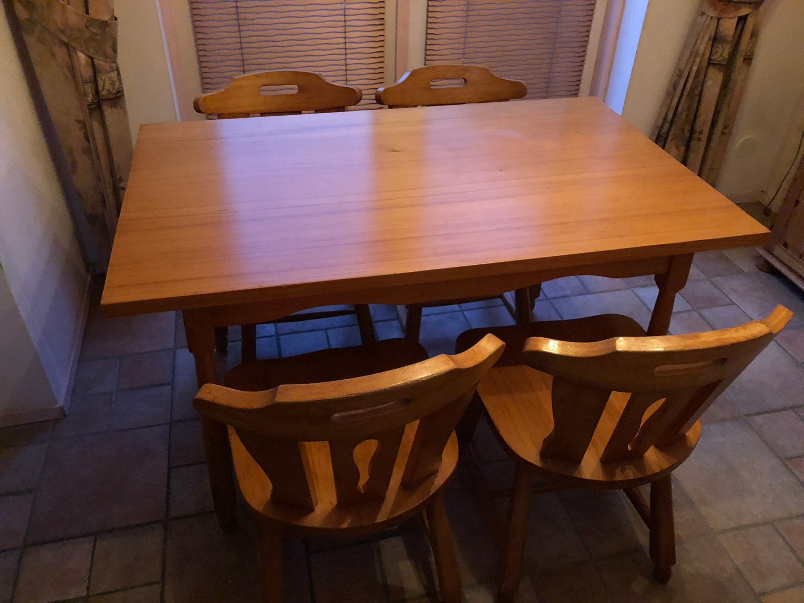 Eettafel grenen met 4 stoelen, Ophalen, Zo goed als nieuw, 4 tot 6 stoelen