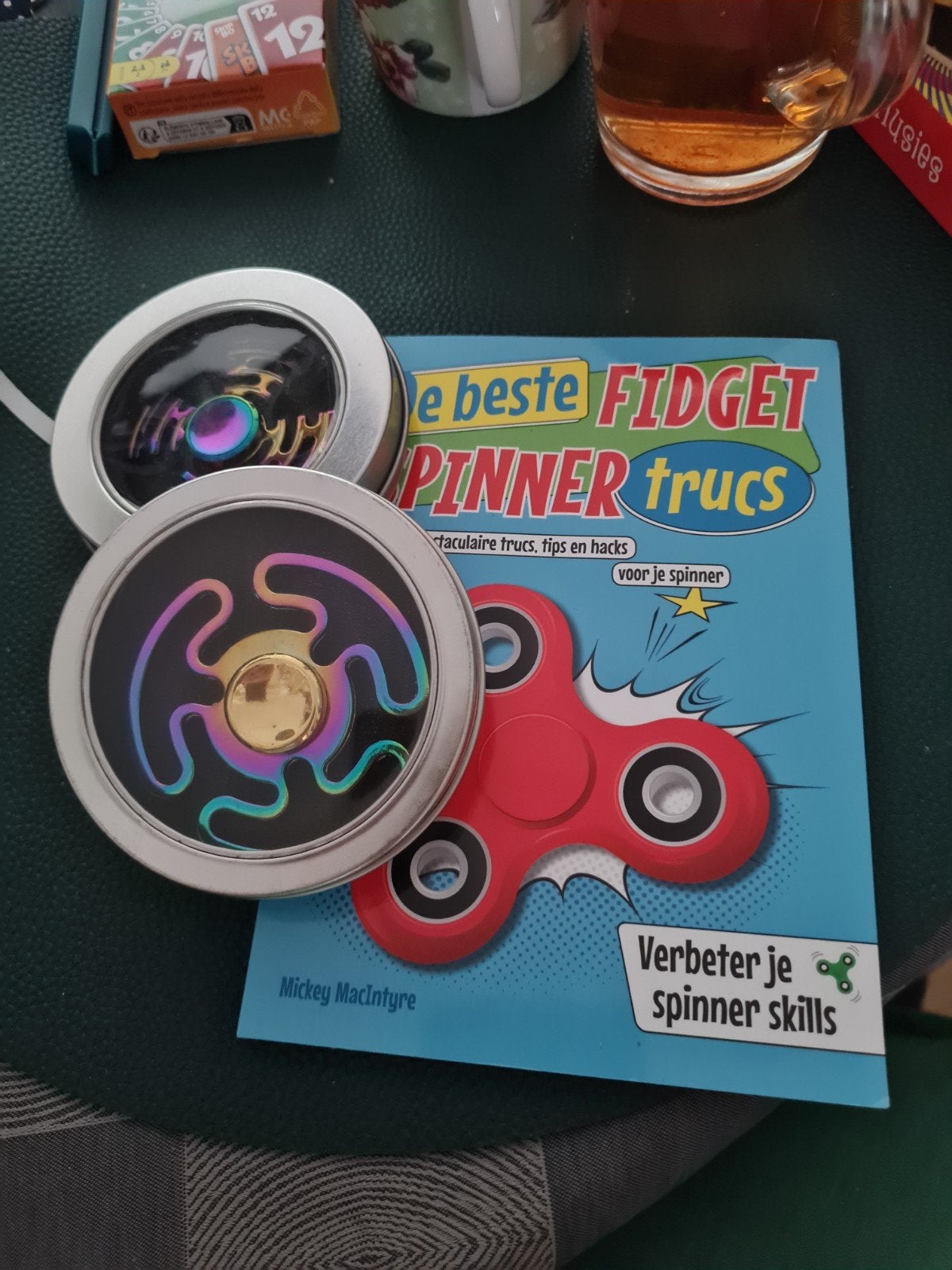 Fidget Spinner Boek + 2 Fidget Spinners, Ophalen of Verzenden, Gebruikt, Jongen of Meisje
