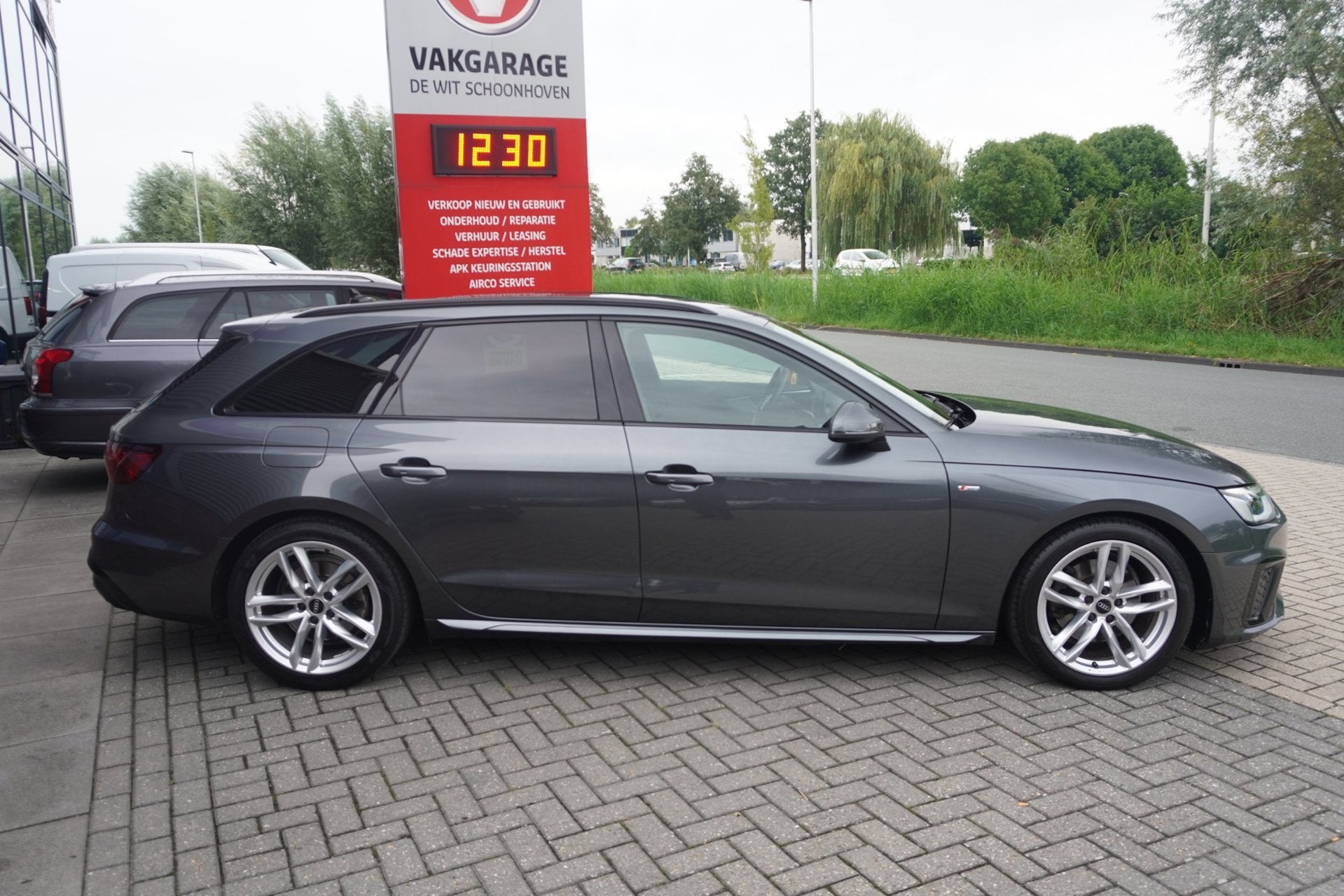 Audi A4 Avant 35 TFSI S edition Competition / Massage / Trek, Auto's, Audi, Stof, Gebruikt, Euro 6, 4 cilinders