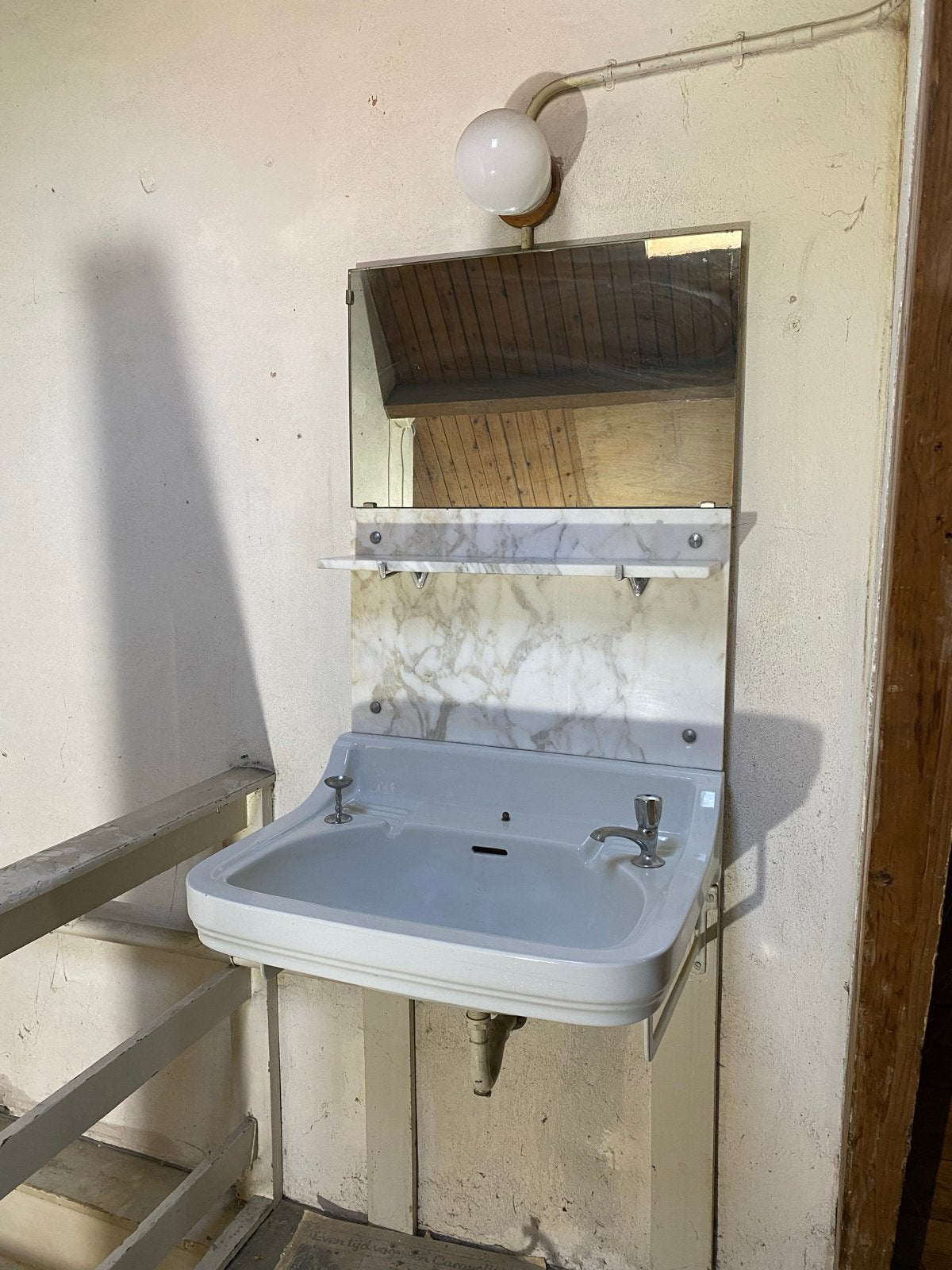 Vintage wastafel met marmeren achterwand en spiegel, Doe-het-zelf en Verbouw, Sanitair, Ophalen, Gebruikt, Steen, Wastafel