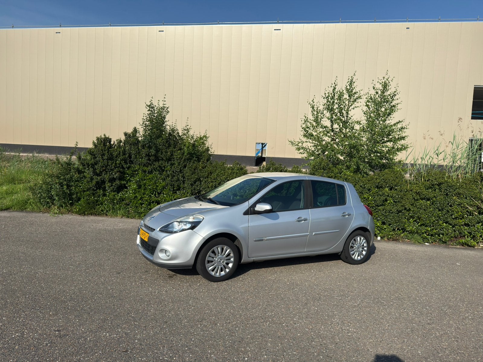 Renault Clio 1.2 16V 55KW 5-DRS E4 2011 Grijs, Auto's, Voorwielaandrijving, Stof, 4 cilinders, 49 €/maand