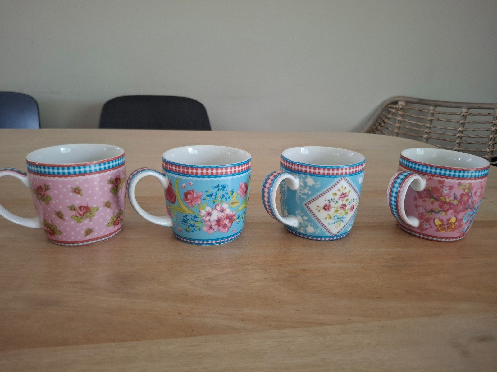 4 Pip Studio bekers roze en blauw met bloemen, Ophalen of Verzenden, Zo goed als nieuw, Overige stijlen, Kop(pen) en/of Schotel(s)