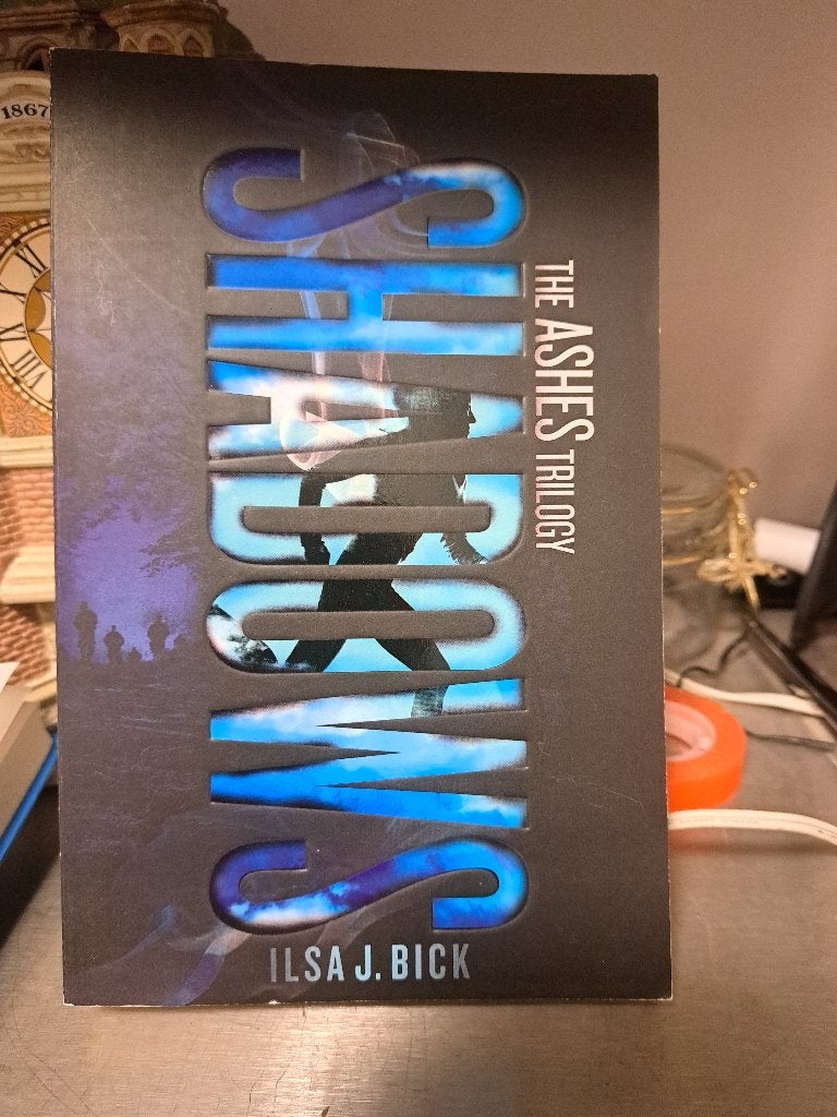 Ilsa J.Blick-Shadows-the ashes trilogy (Z239-9), Ophalen of Verzenden, Zo goed als nieuw