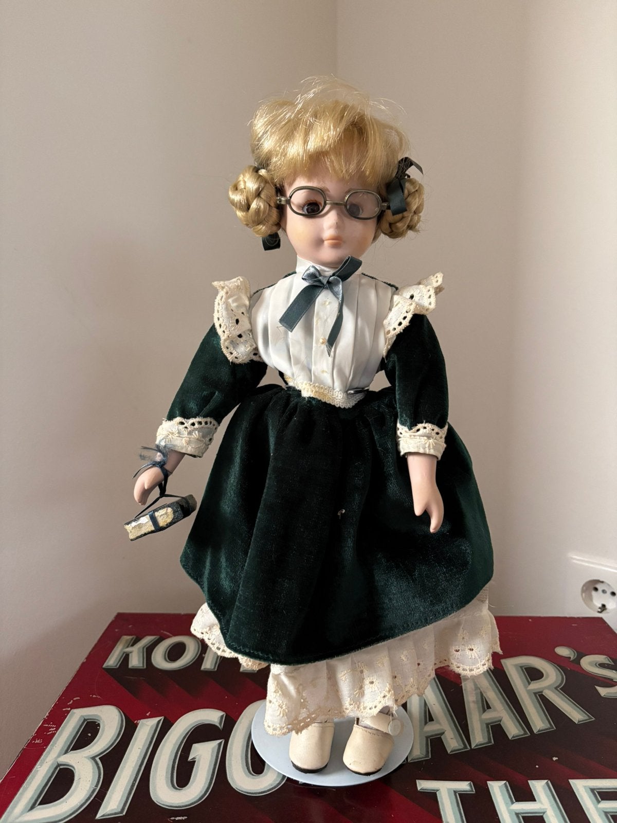 Oude poseleinen pop op standaard, Verzamelen, Ophalen of Verzenden, Gebruikt, Pop