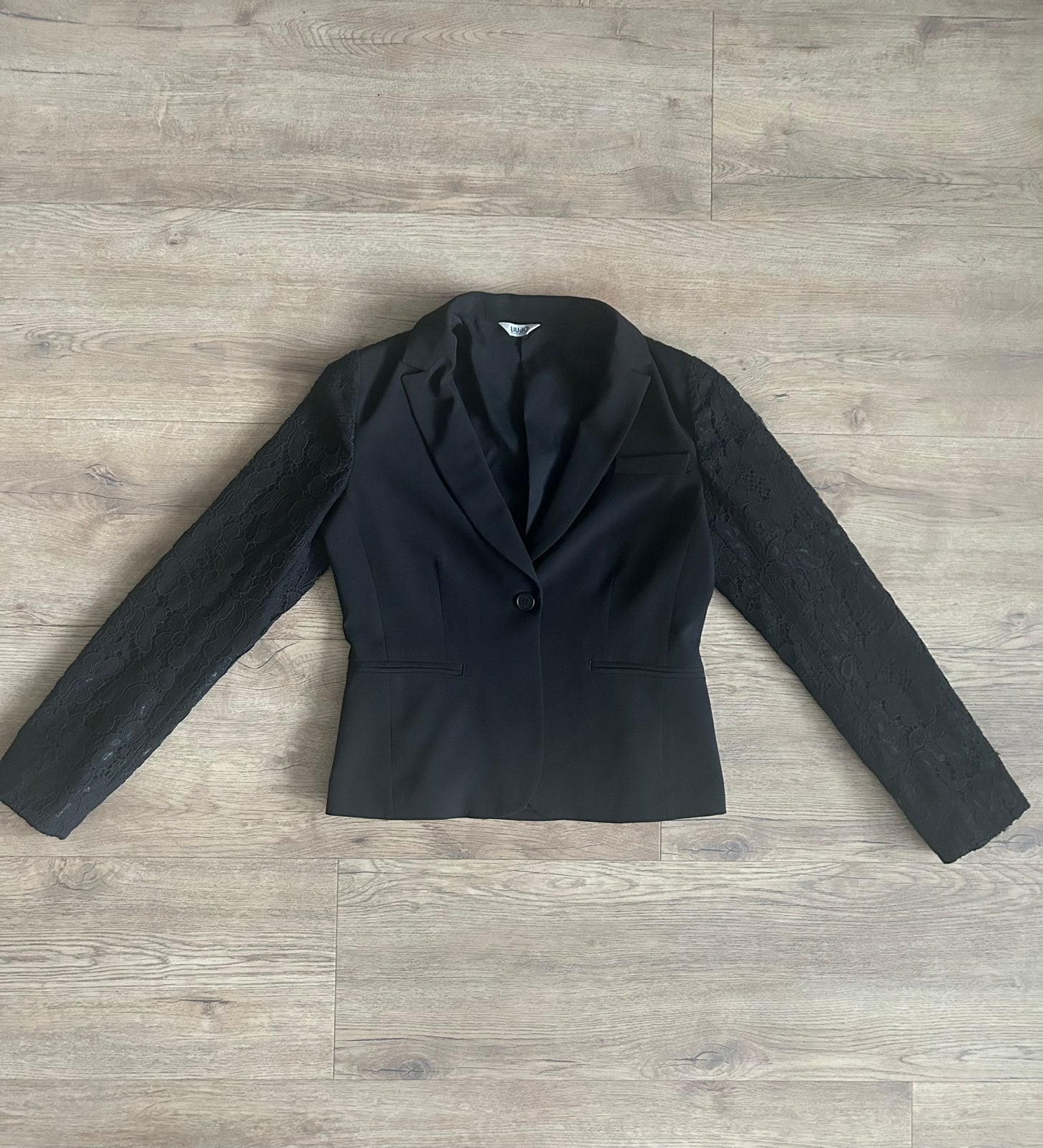 Liu Jo | Zwarte dames blazer met | Maat S | Kanten mouwen, Liu Jo, Zwart, Ophalen of Verzenden, Zo goed als nieuw