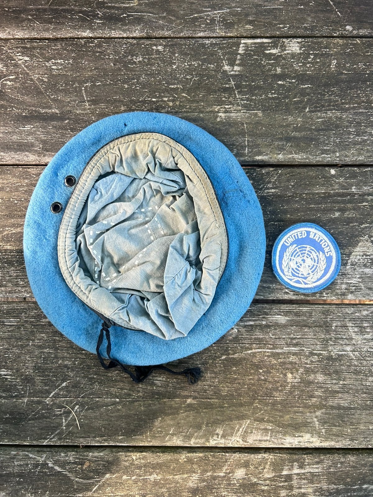 KL blauwe baret libanon zonder embleem, patch gratis, Verzamelen, Ophalen of Verzenden, Landmacht, Nederland, Helm of Baret