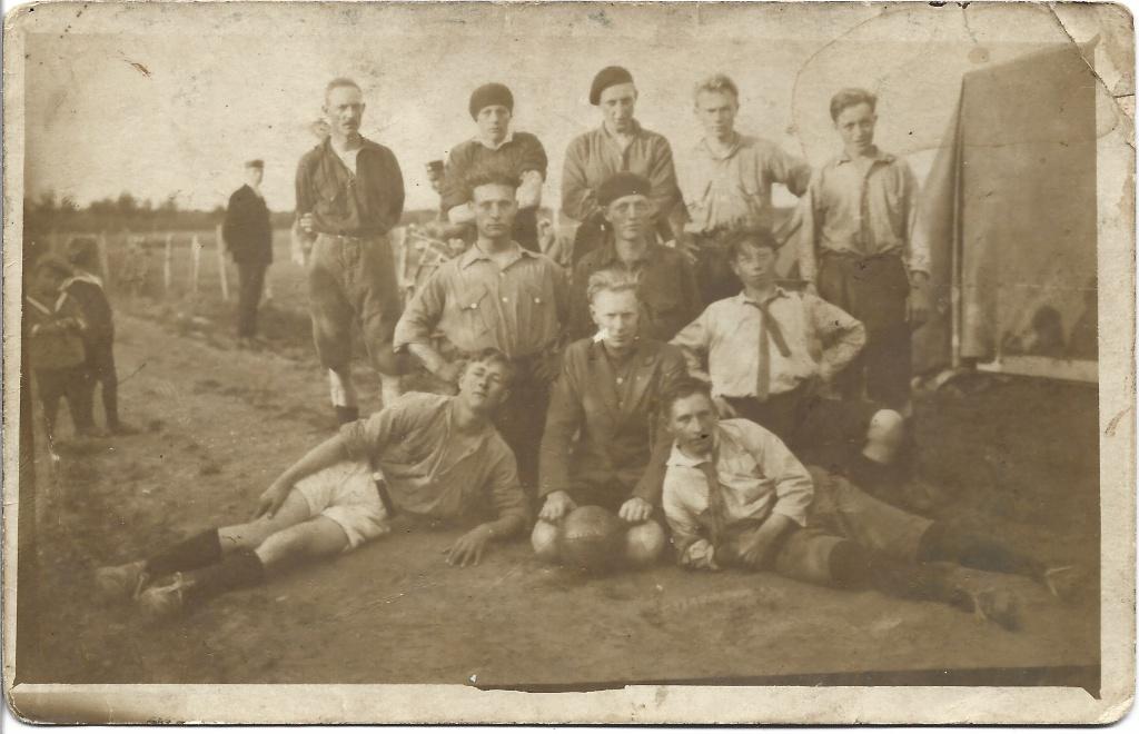 Hardegarijp/Bergum-fotokaart-Voetbal ploeg-Wie weet meer ?, Ophalen of Verzenden, Voor 1920, Ongelopen, Friesland