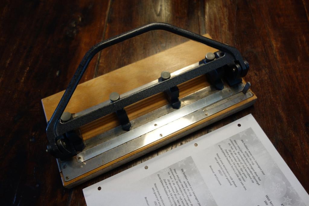 Perforator antiek 4 gaats kantoor, Ophalen of Verzenden