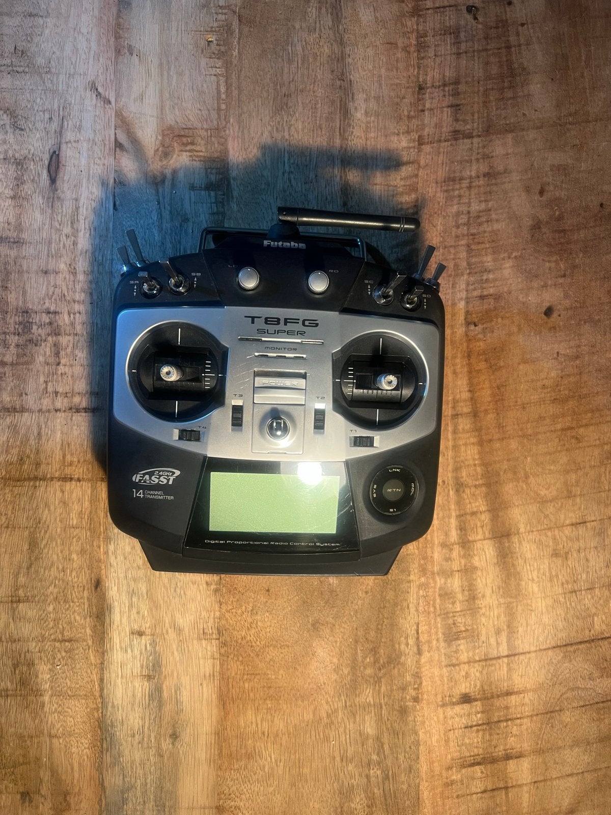 Futaba T8FG 2.4 GHz zender 14 kanalen nieuwe 2700 mAh accu, Ophalen of Verzenden, Zo goed als nieuw