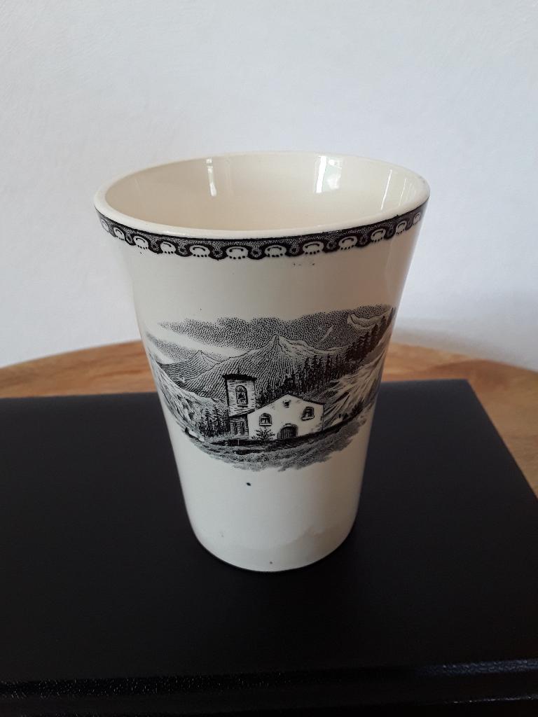 Beker Societe Ceramique Maestricht landschap, Antiek en Kunst, Antiek | Servies los, Ophalen of Verzenden