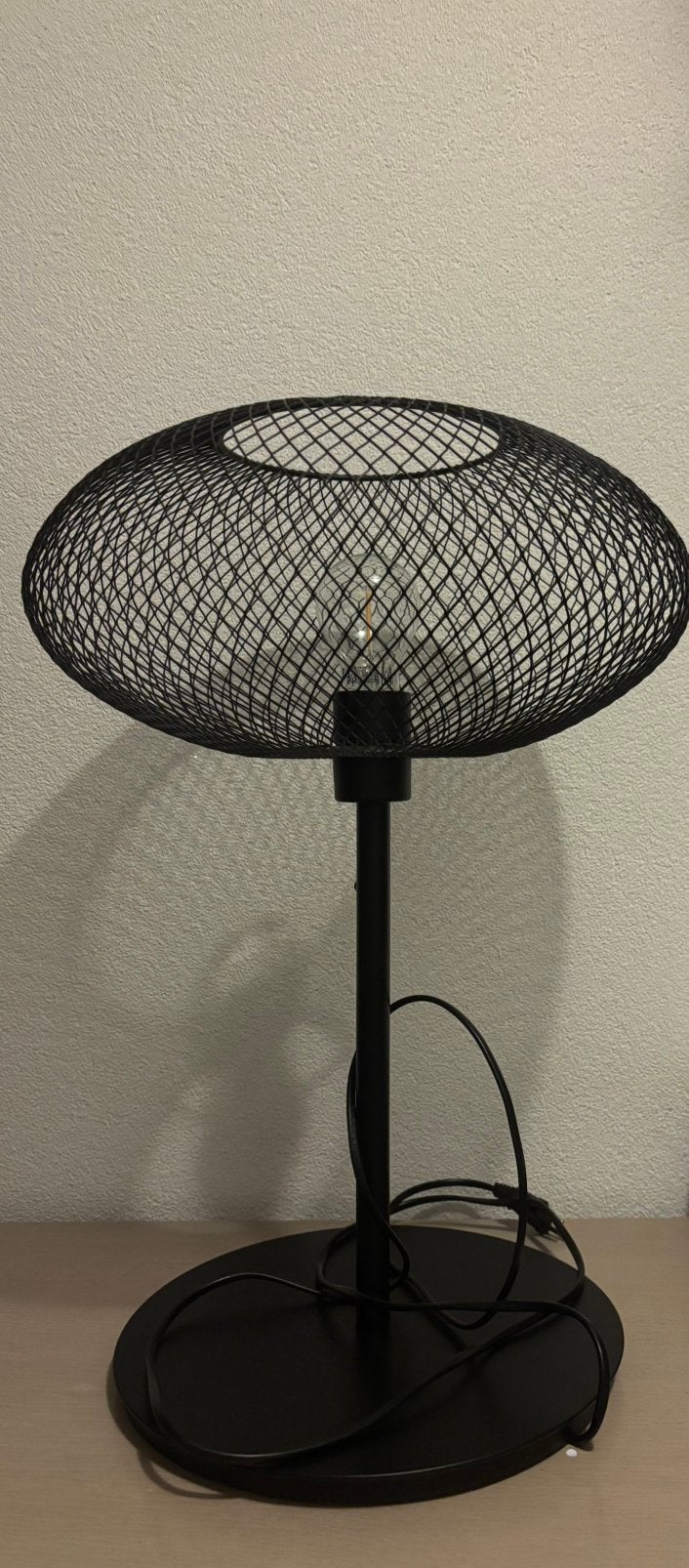 Te koop: Zwarte stalen staande lamp voor bijzettafel, Huis en Inrichting, Lampen | Tafellampen, Ophalen, Zo goed als nieuw