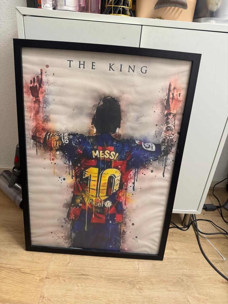 Ingelijste Messi 'The King' poster - 73x53 cm, Ophalen of Verzenden, Zo goed als nieuw, Foto of Poster