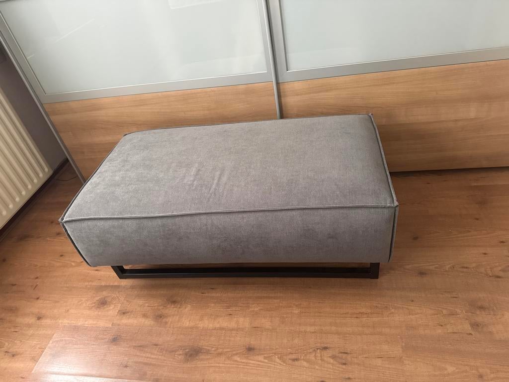 Grijze hocker met metalen onderstel, Ophalen, 100 tot 125 cm, Zo goed als nieuw, Stof