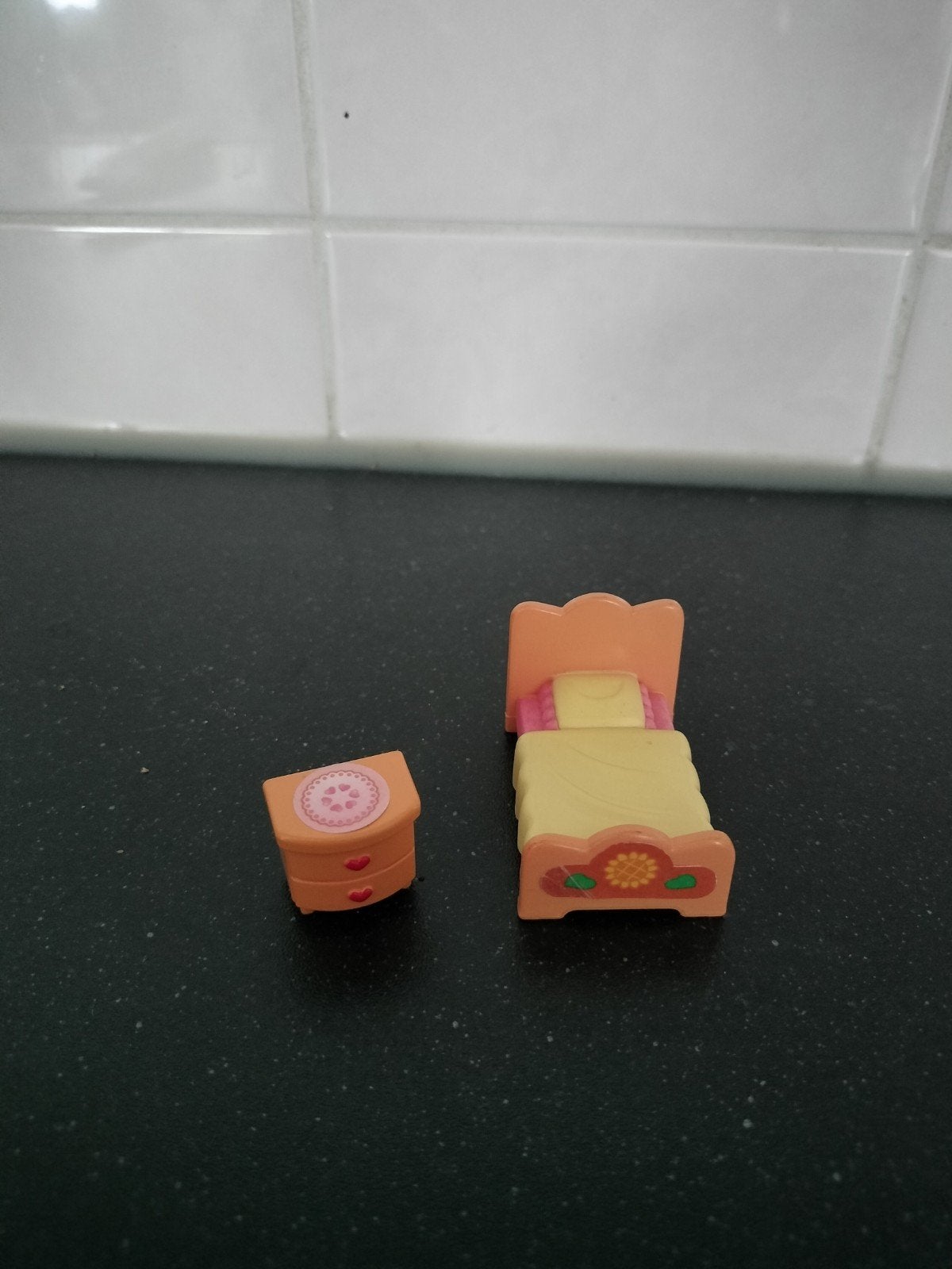 Miniatuur poppenhuis slaapkamer set - bed en nachtkastje, Ophalen of Verzenden, Gebruikt, Toebehoren