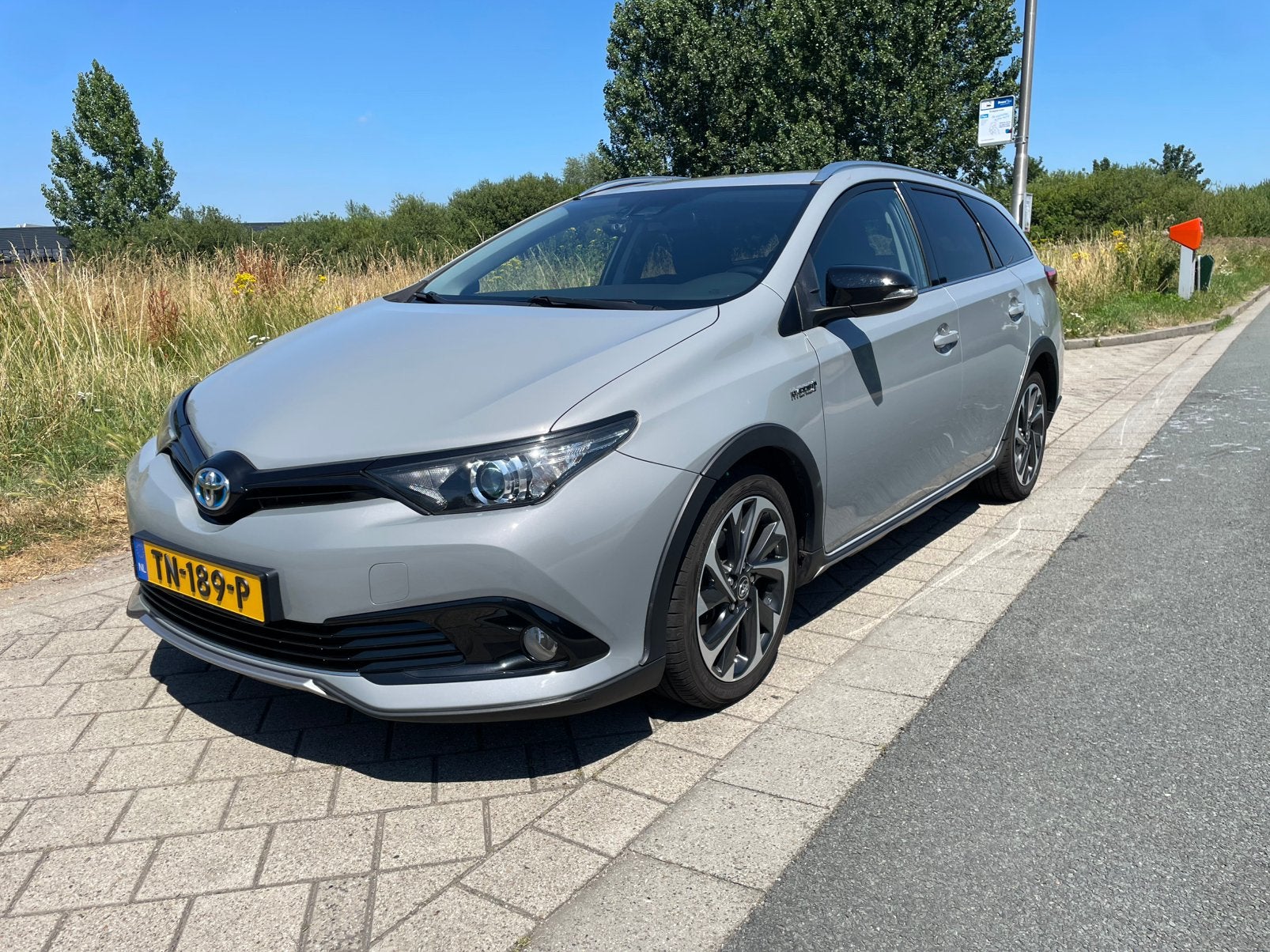 Toyota Auris 1.8 Hybrid 136pk Aut 2018 Grijs freestyle, Auto's, Toyota, Stof, Zwart, Dealer onderhouden, 25 km/l