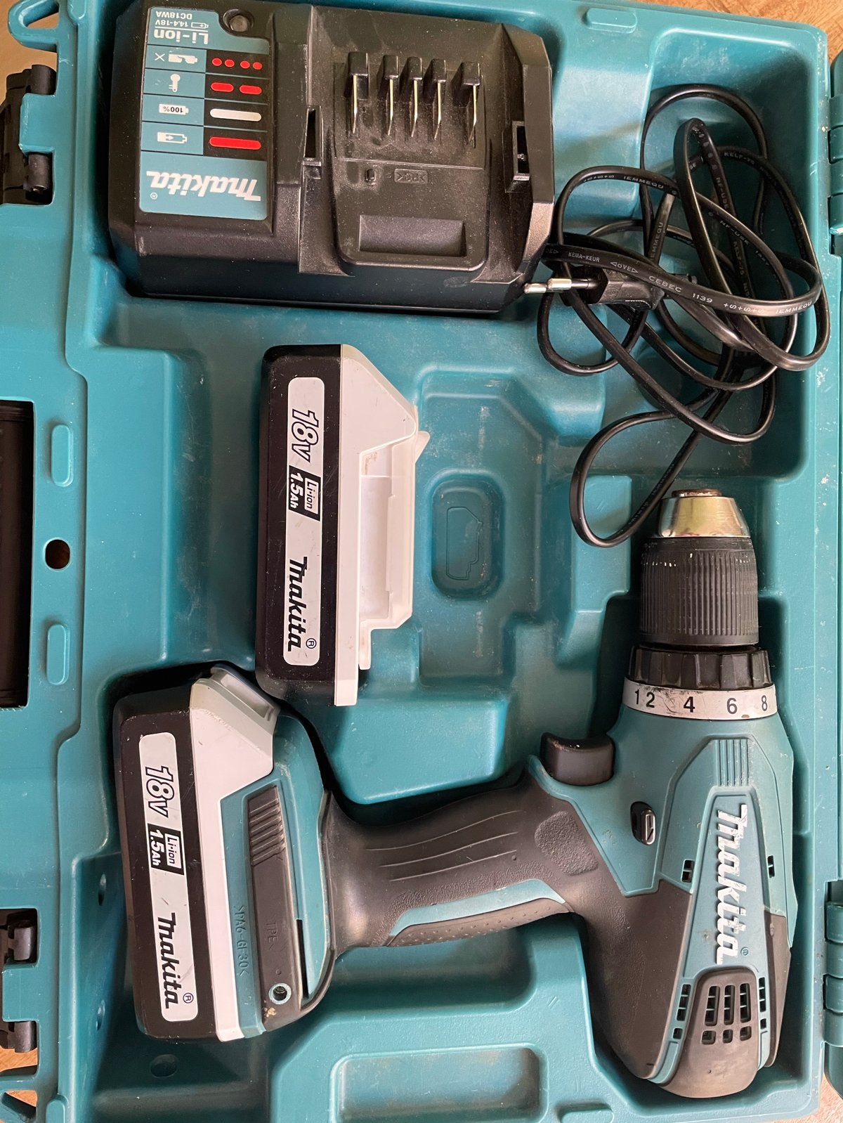 Makita DF457DWE Boor-/Schroefmachine 18V met 2 accu's, Ophalen, 600 watt of meer, Variabele snelheid, Zo goed als nieuw