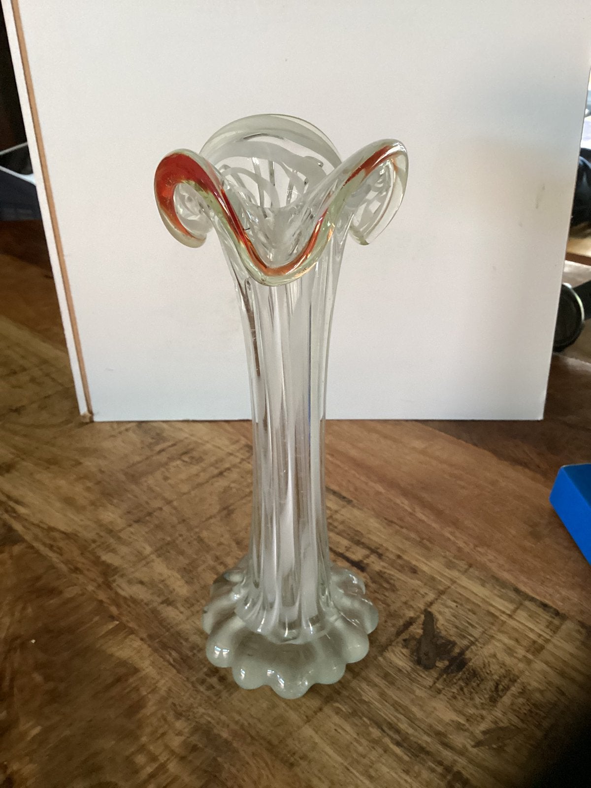 MURANO  OF. BOHEEMS. GLAS MET  GESCHULPTE  BOVENRAND, Ophalen of Verzenden, Glas