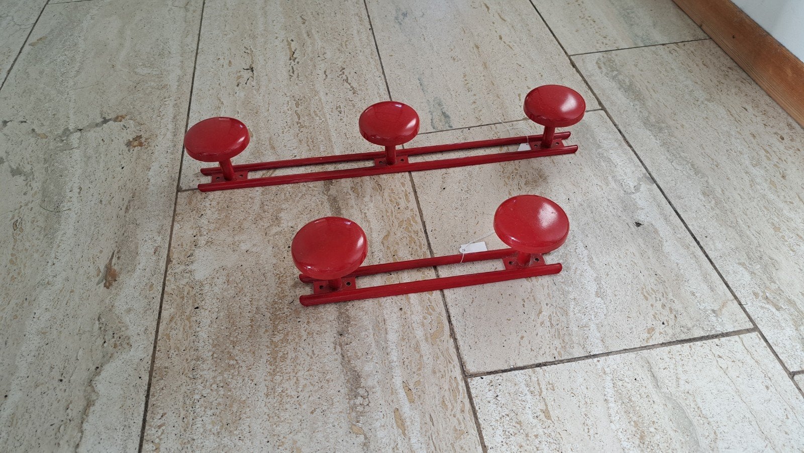 2x Vintage rode wandkapstokken met 3 en 2 haken, Wandkapstok, Gebruikt, Ophalen of Verzenden, Minder dan 100 cm