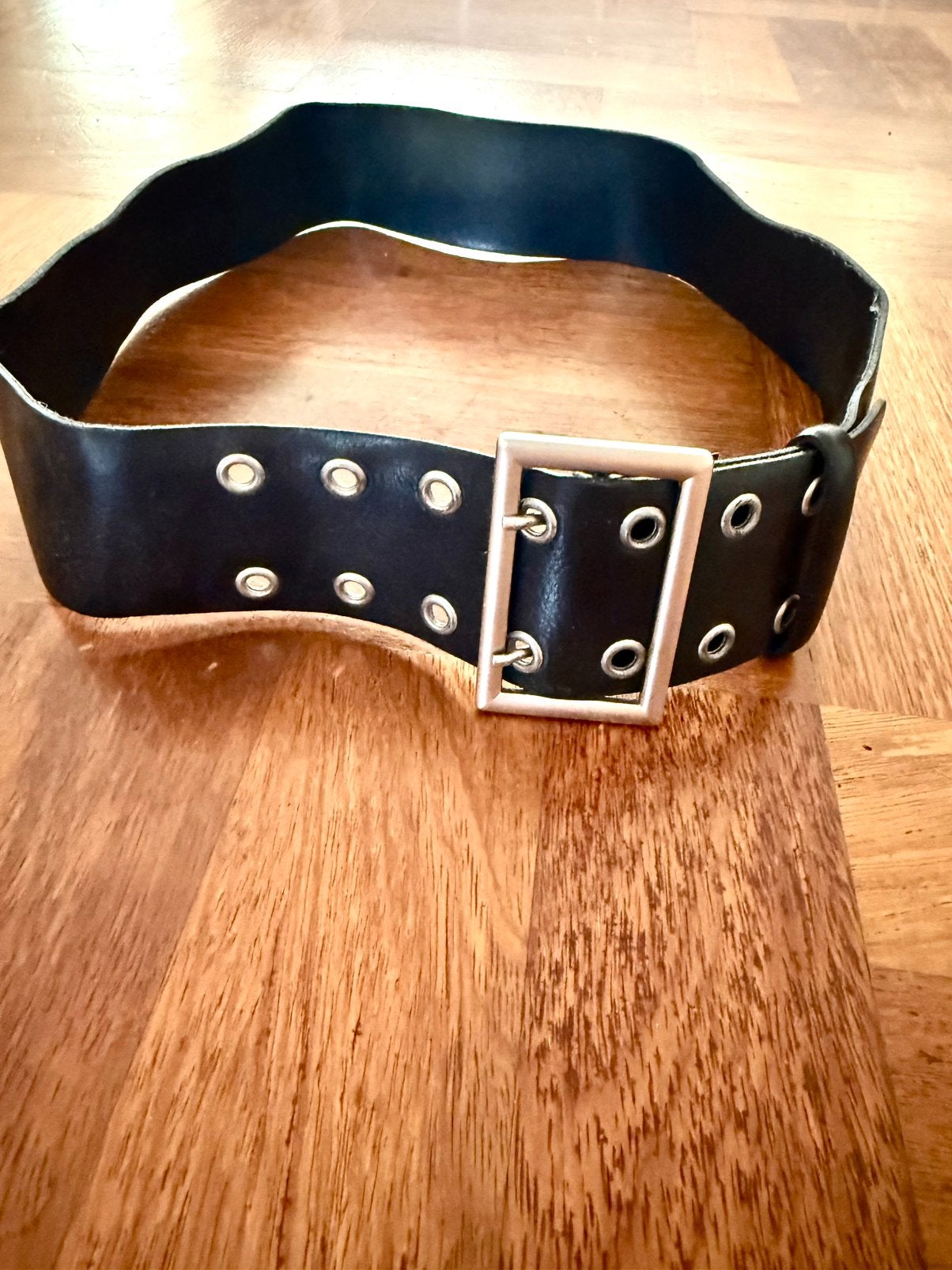 Brede zwarte leren riem met zilveren details en dubbele gesp, Kleding | Dames, 5 cm of meer, 90 tot 100 cm, Tailleriem, Ophalen of Verzenden