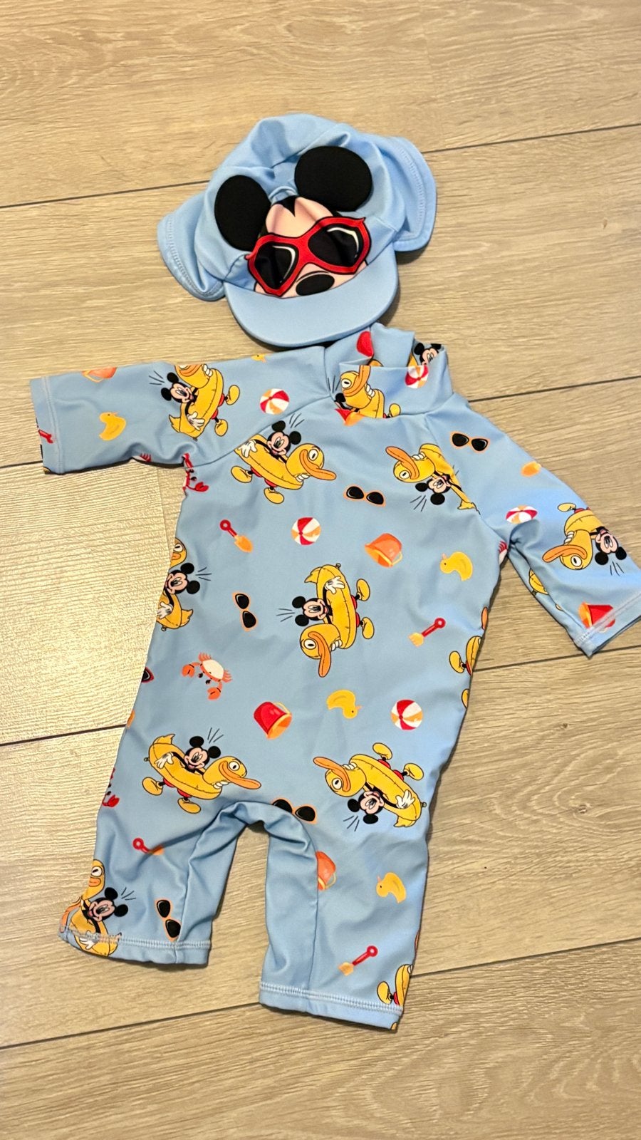 Vrolijk Mickey Mouse zwemsuite voor jongetje, z.g.a.n., Kinderen en Baby's, Maat 62, Ophalen of Verzenden, Zo goed als nieuw, Jongetje