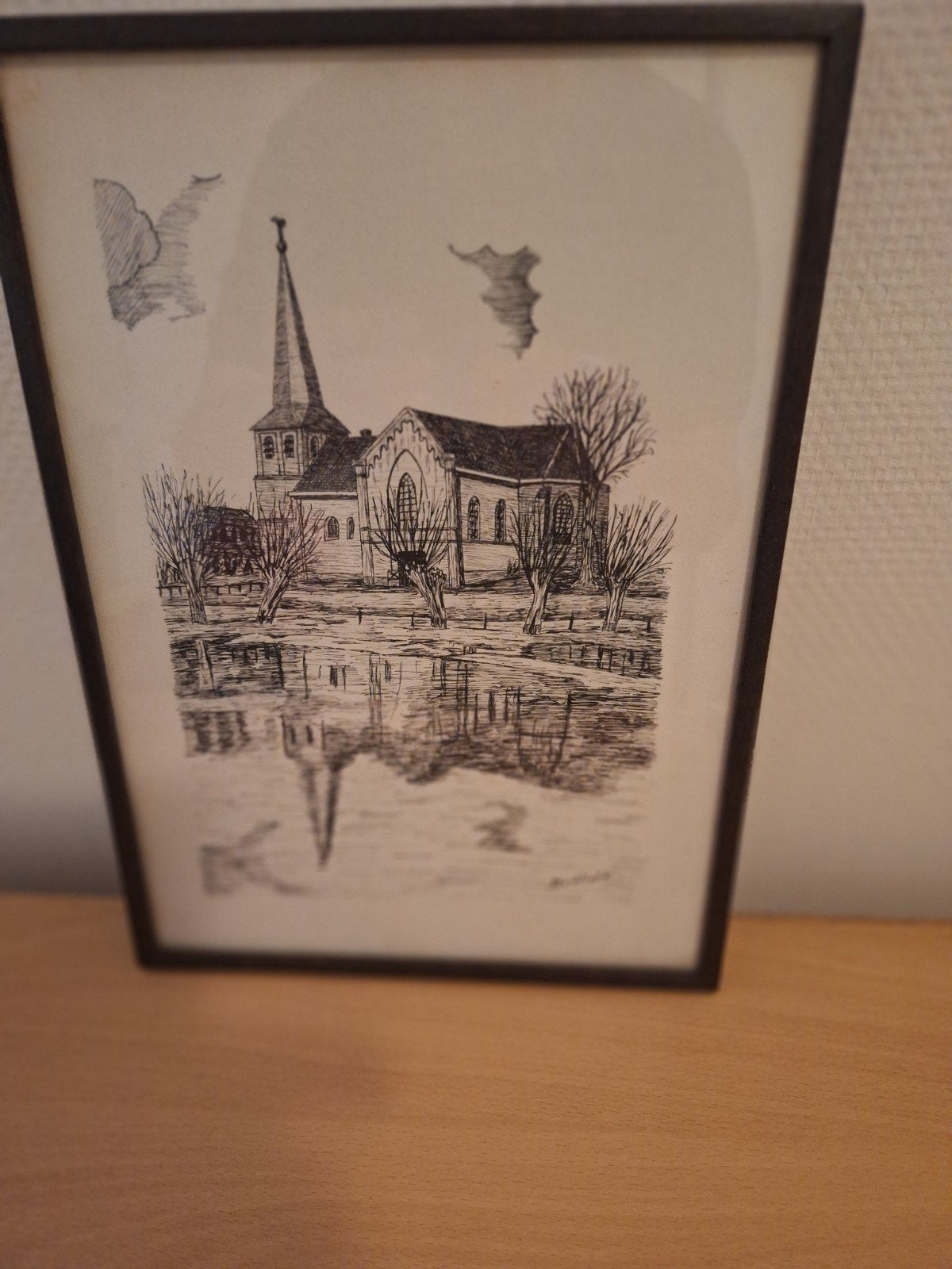 Ingelijste pentekening van kerk aan het water, Ophalen of Verzenden, Tekening, Pentekening, Ingelijst