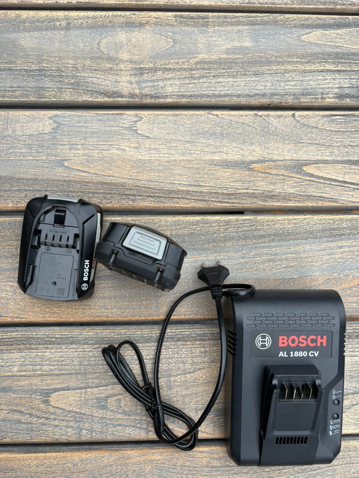 ZGAN Bosch acculader + 2 accu’s 18v-3.0 AH, Ophalen, Zo goed als nieuw